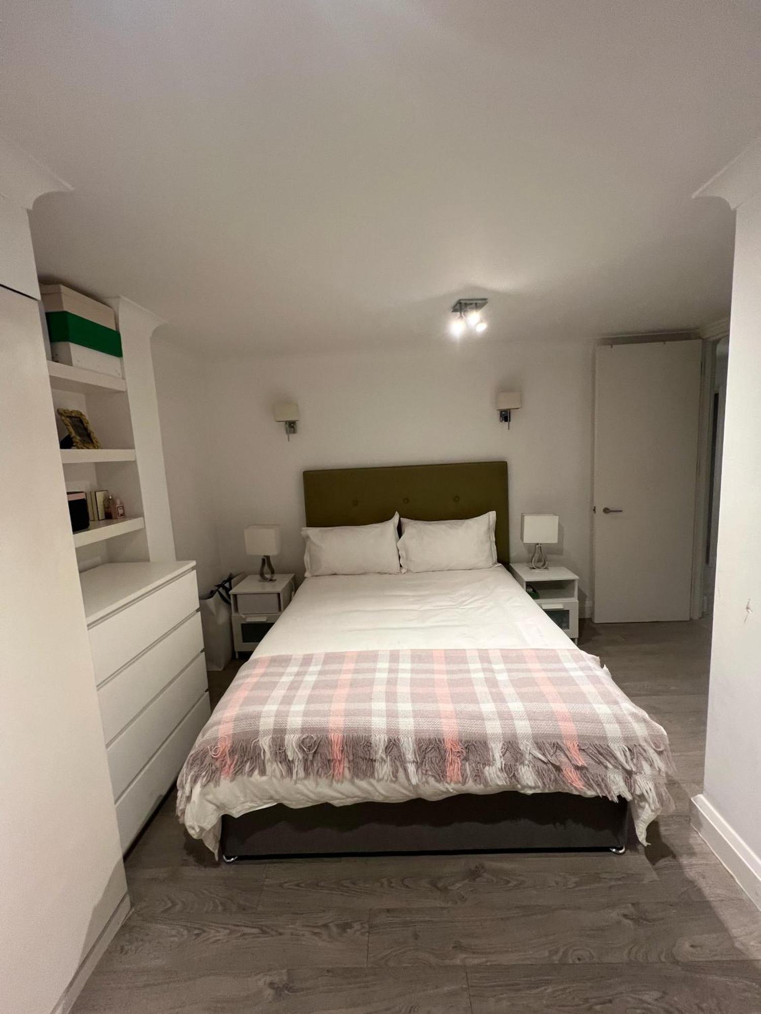 Two Bedroom In Khnightsbridge Apartment London